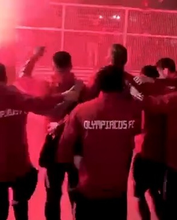 Ολυμπιακός: Οπαδοί στο Ρέντη - Αποθέωσαν τους παίκτες (videos)