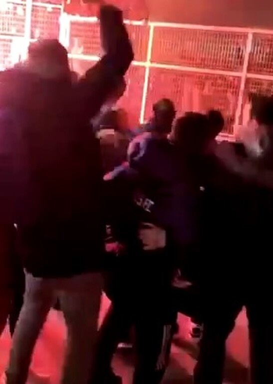 Ολυμπιακός: Οπαδοί στο Ρέντη - Αποθέωσαν τους παίκτες (videos)