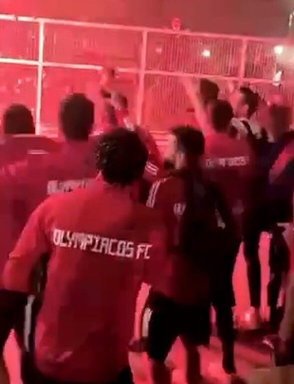 Ολυμπιακός: Οπαδοί στο Ρέντη - Αποθέωσαν τους παίκτες (videos)