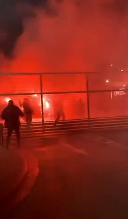 Ολυμπιακός: Οπαδοί στο Ρέντη - Αποθέωσαν τους παίκτες (videos)