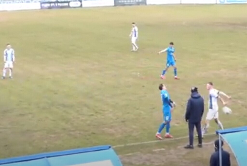 Ξεκαρδιστική αντίδραση σε πλάγιο άουτ - Πήρε τον νόμο στα χέρια του (video)