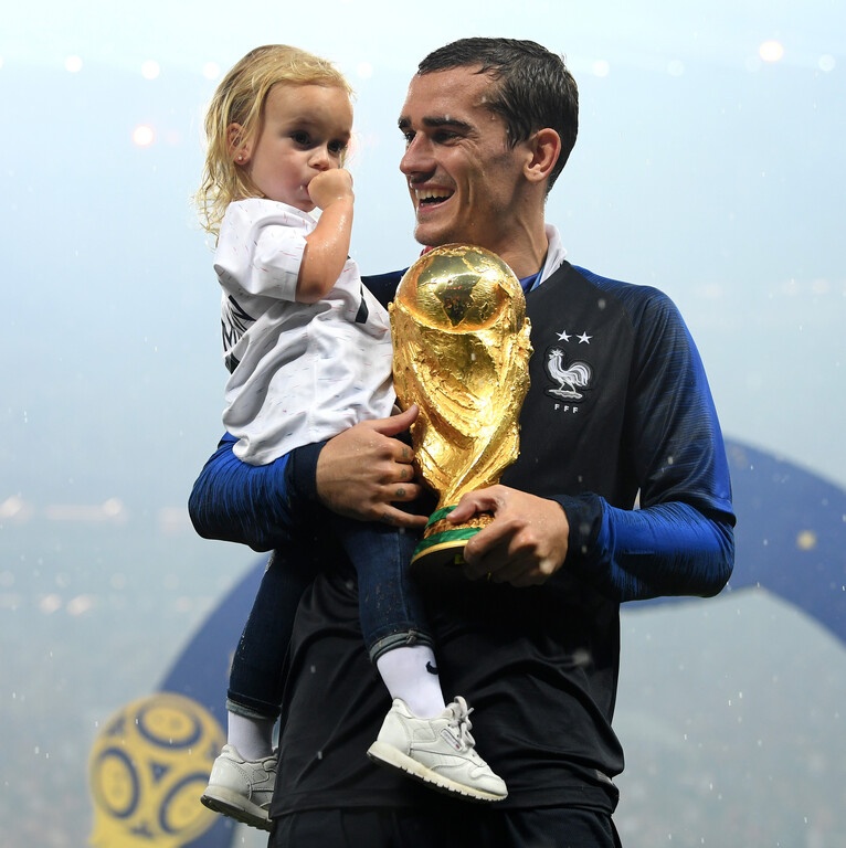 Οικογένεια Γκριεζμάν: Γεννημένοι στις 8 Απριλίου! (Photos)