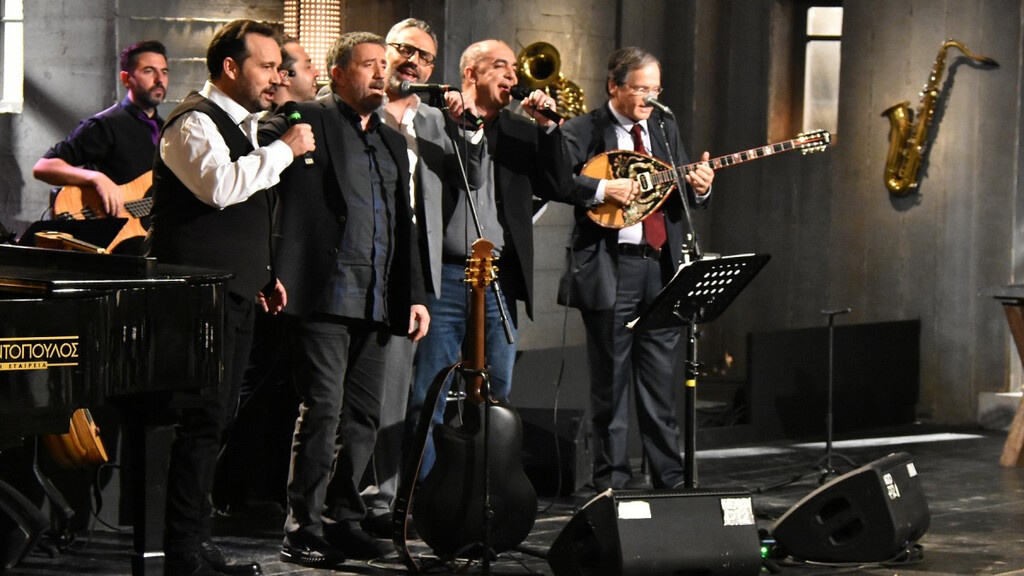 Στην υγειά μας ρε παιδιά: Αφιέρωμα στον Κώστα Μακεδόνα με... Νίκο Συρίγο (photos+video)