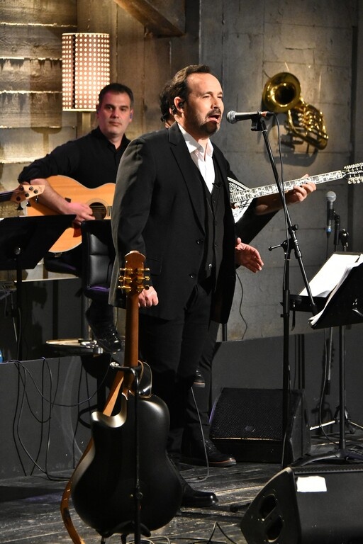 Στην υγειά μας ρε παιδιά: Αφιέρωμα στον Κώστα Μακεδόνα με... Νίκο Συρίγο (photos+video)