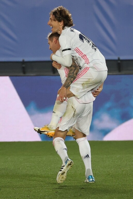 Ρεάλ Μαδρίτης - Μπαρτσελόνα 2-1: «Βασίλισσα» στο ντέρμπι και βλέπει τον τίτλο (videos+photos)