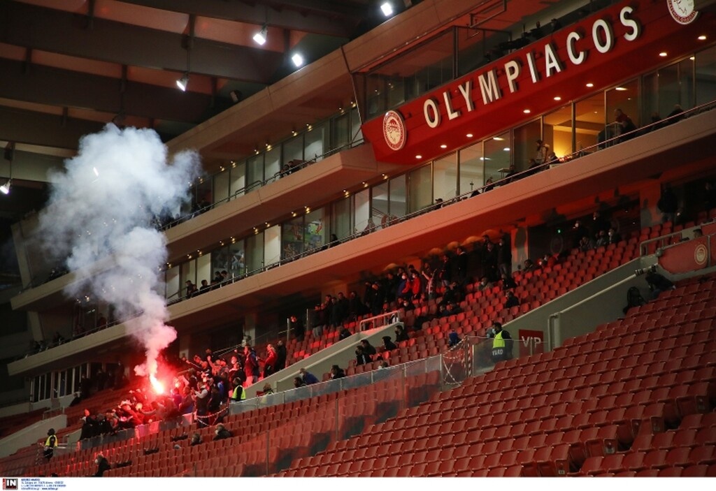 Οπαδοί του Ολυμπιακού άναψαν καπνογόνο στα επίσημα