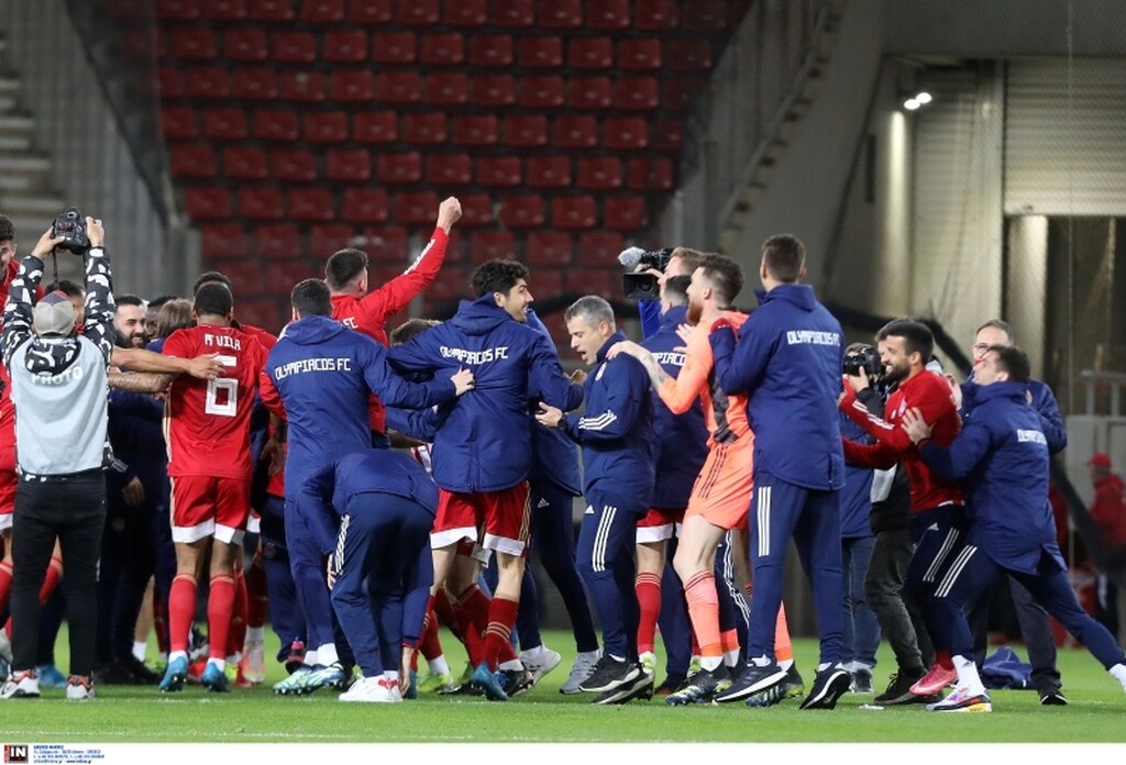 Ολυμπιακός: Έτσι πανηγύρισε το πρωτάθλημα - Με καπνογόνα στα χέρια οι παίκτες (photos+video)