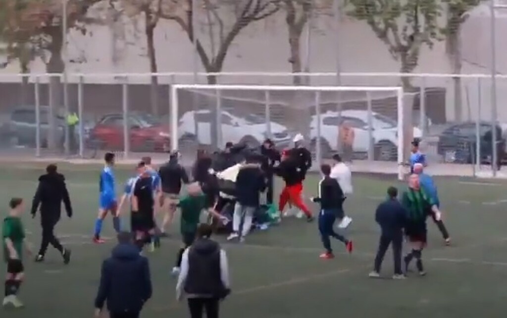 Αλύπητο ξύλο σε γήπεδο - Γυναίκες οπαδοί χτύπαγαν παίκτη (video+photos)