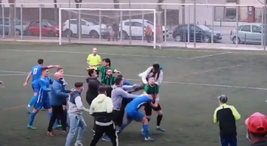 Αλύπητο ξύλο σε γήπεδο - Γυναίκες οπαδοί χτύπαγαν παίκτη (video+photos)