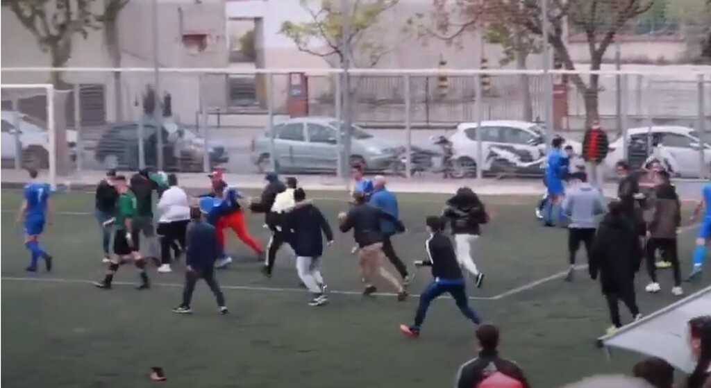 Αλύπητο ξύλο σε γήπεδο - Γυναίκες οπαδοί χτύπαγαν παίκτη (video+photos)