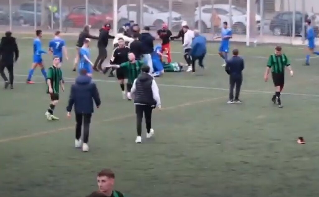 Αλύπητο ξύλο σε γήπεδο - Γυναίκες οπαδοί χτύπαγαν παίκτη (video+photos)