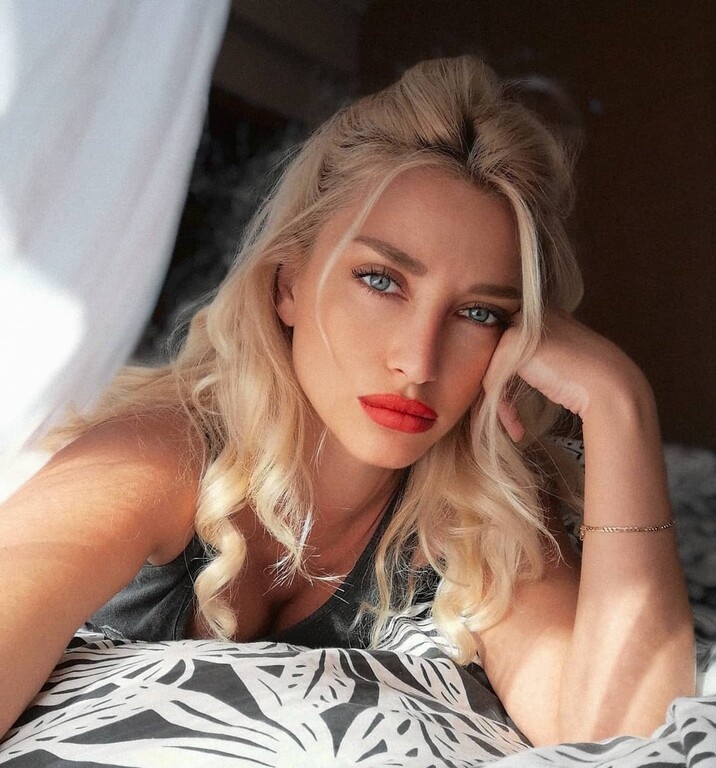 Η Ελληνίδα με το πιο μεθυστικό βλέμμα και τη δική της σειρά μαγιό (photos)