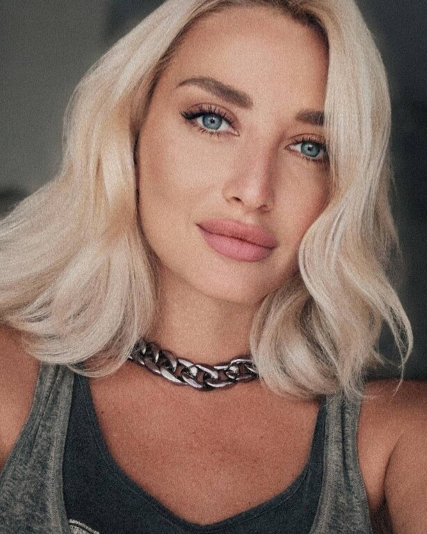 Η Ελληνίδα με το πιο μεθυστικό βλέμμα και τη δική της σειρά μαγιό (photos)