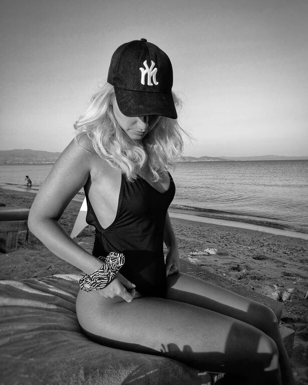 Η Ελληνίδα με το πιο μεθυστικό βλέμμα και τη δική της σειρά μαγιό (photos)