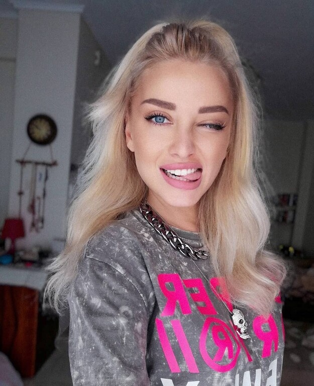 Η Ελληνίδα με το πιο μεθυστικό βλέμμα και τη δική της σειρά μαγιό (photos)