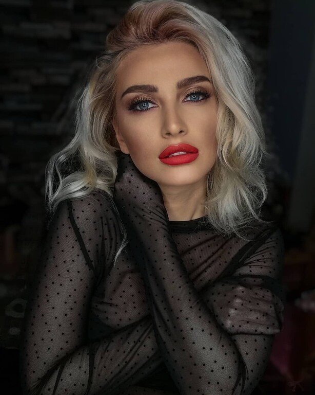 Η Ελληνίδα με το πιο μεθυστικό βλέμμα και τη δική της σειρά μαγιό (photos)