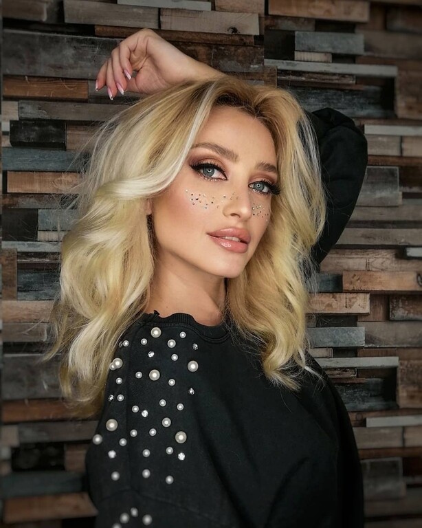 Η Ελληνίδα με το πιο μεθυστικό βλέμμα και τη δική της σειρά μαγιό (photos)