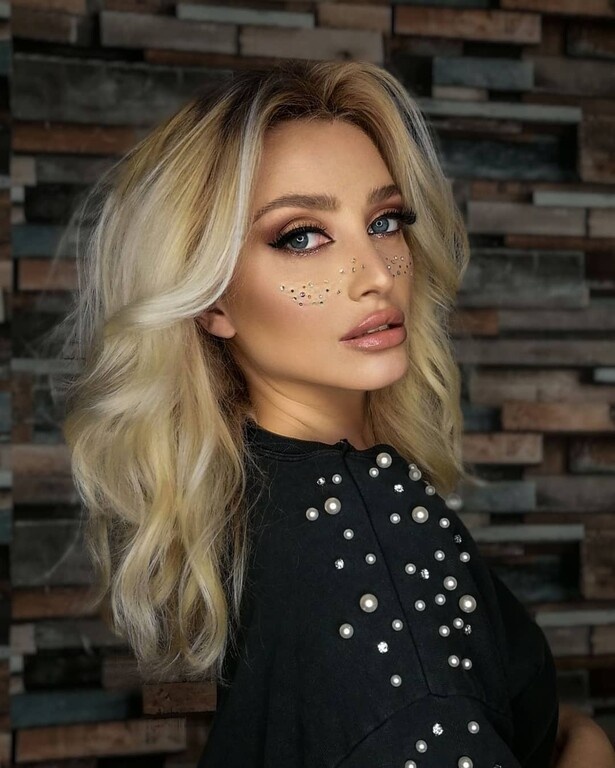 Η Ελληνίδα με το πιο μεθυστικό βλέμμα και τη δική της σειρά μαγιό (photos)