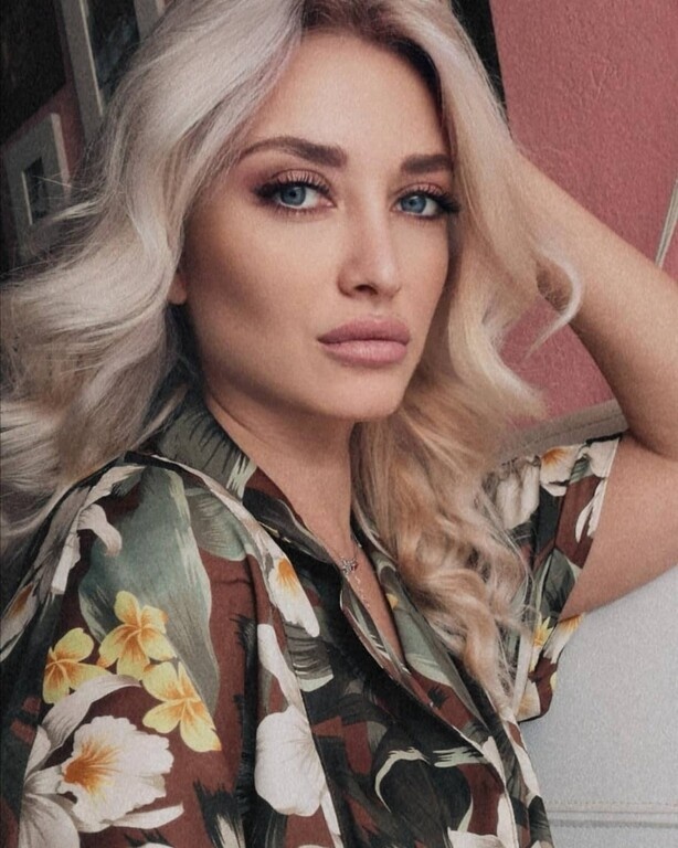 Η Ελληνίδα με το πιο μεθυστικό βλέμμα και τη δική της σειρά μαγιό (photos)