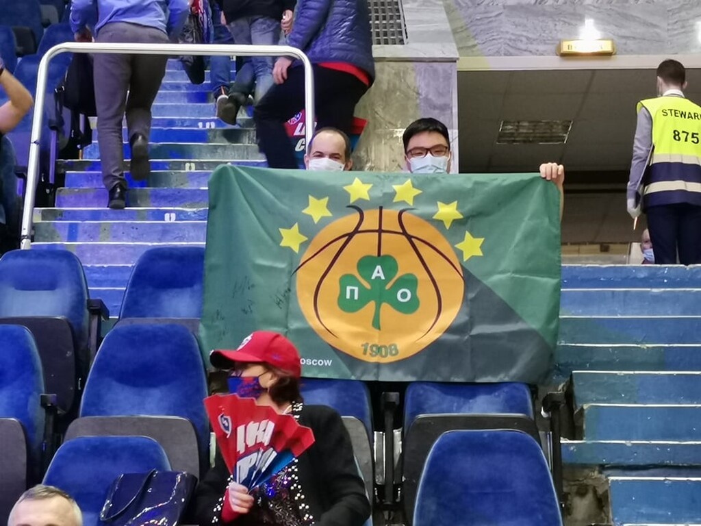 ΤΣΣΚΑ-Παναθηναϊκός: Φίλαθλοι του Τριφυλλιού και πράσινη σημαία στην εξέδρα (video+photos)