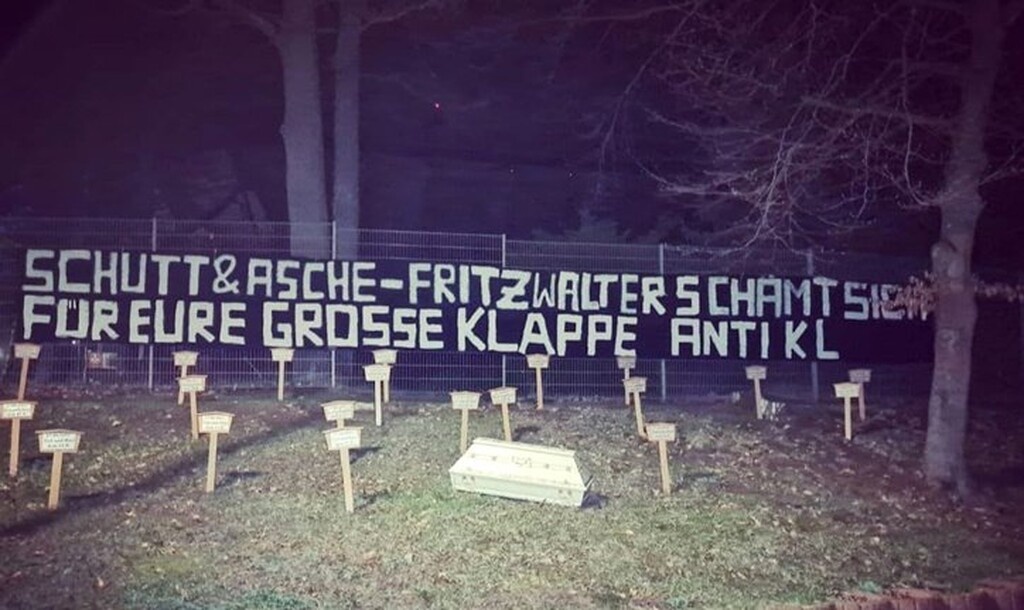 Μακάβρια καζούρα οπαδών αντιπάλου της Καϊζερλάουτερν με… νεκροταφείο (photos)