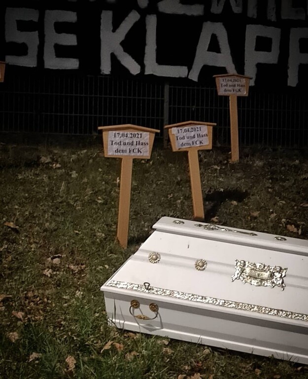 Μακάβρια καζούρα οπαδών αντιπάλου της Καϊζερλάουτερν με… νεκροταφείο (photos)