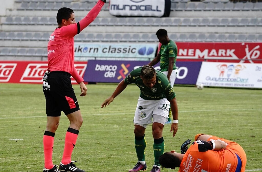 Απίθανος τύπος: Αποβλήθηκε επειδή... ούρησε στη διάρκεια αγώνα (photos+video)