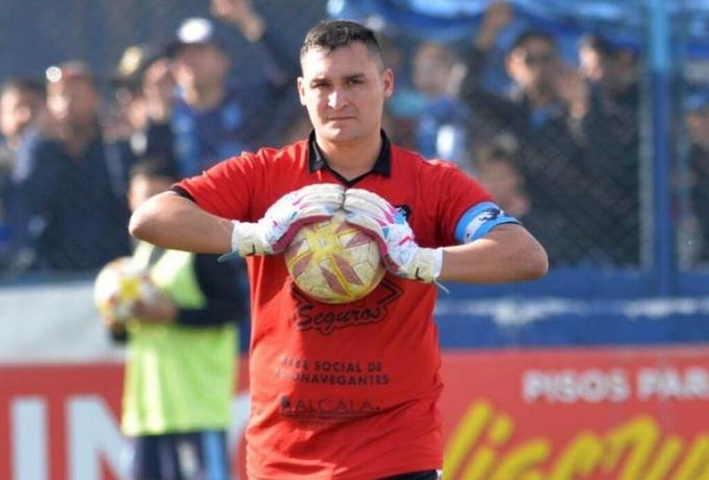 Απίθανος τύπος: Αποβλήθηκε επειδή... ούρησε στη διάρκεια αγώνα (photos+video)