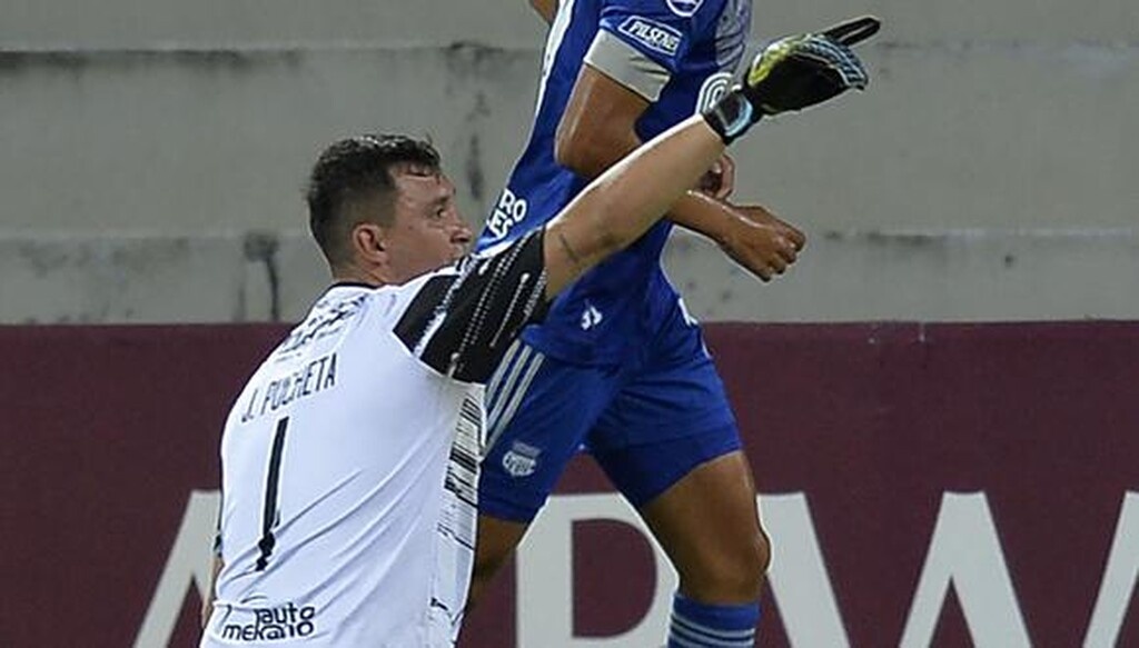 Απίθανος τύπος: Αποβλήθηκε επειδή... ούρησε στη διάρκεια αγώνα (photos+video)