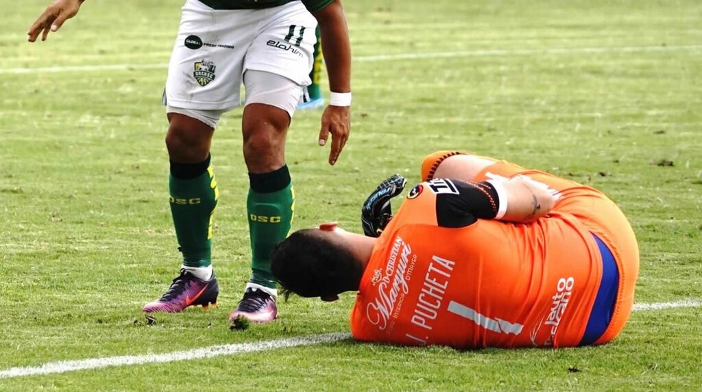 Απίθανος τύπος: Αποβλήθηκε επειδή... ούρησε στη διάρκεια αγώνα (photos+video)