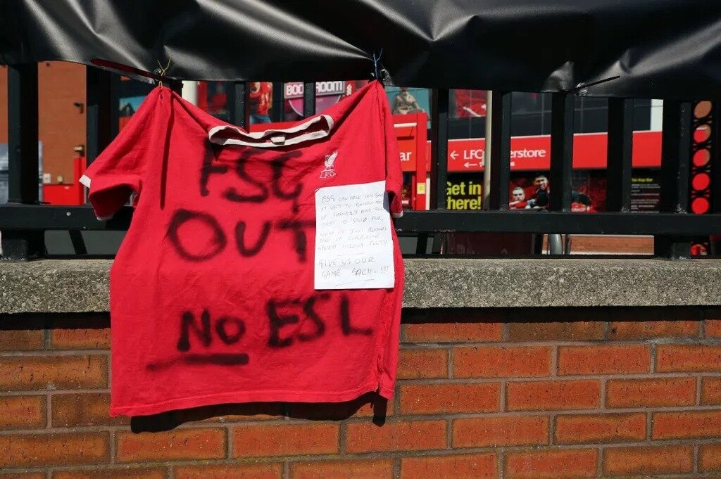 European Super League: Κρέμασαν μαύρο πανό οπαδοί της Λίβερπουλ - Αντιδράσεις στην Αγγλία