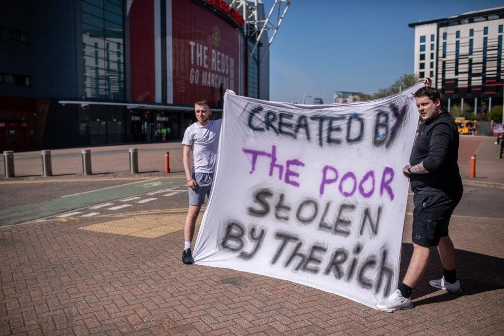 European Super League: Κρέμασαν μαύρο πανό οπαδοί της Λίβερπουλ - Αντιδράσεις στην Αγγλία