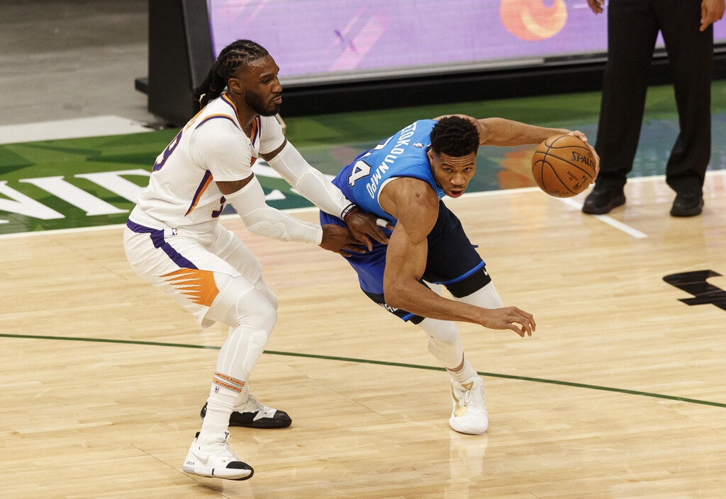 NBA: Τα καλύτερα του Γιάννη Αντετοκούνμπο απέναντι στους Σανς (video+photos)