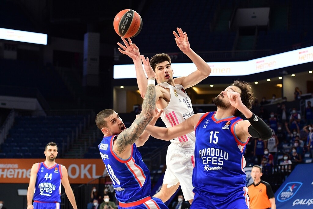 Αναντολού Εφές-Ρεάλ Μαδρίτης 90-63: Έκανε περίπατο, έχασε Μίτσιτς!