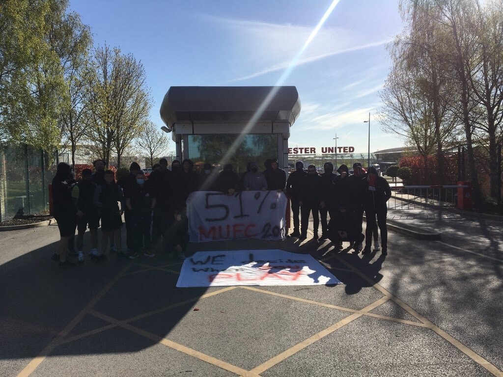 Χάος στη Γιουνάιτεντ: «Ντου» οπαδών στο προπονητικο κέντρο - Πανό κατά της διοίκησης (photos)