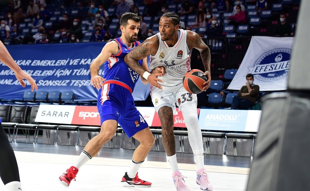 Αναντολού Εφές-Ρεάλ 91-68: Ασταμάτητη με Λάρκιν-Μίτσιτς!