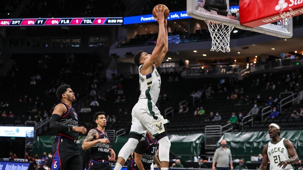 NBA: Οι Μπακς με σούπερ Giannis νίκησαν τους Σίξερς (photos+video)