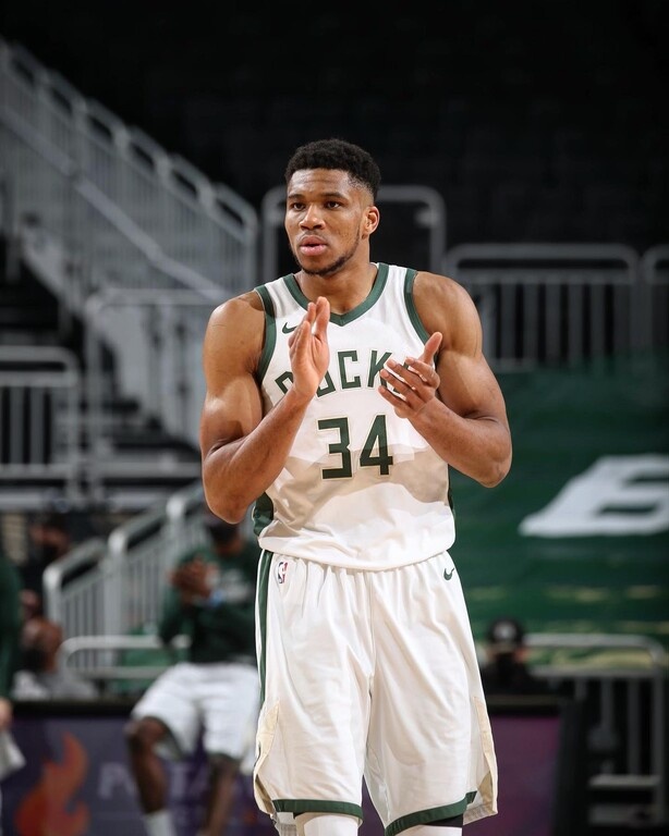 Γιάννης Αντετοκούνμπο: Η ζωή και η πορεία του έγινε βιβλίο (photos)