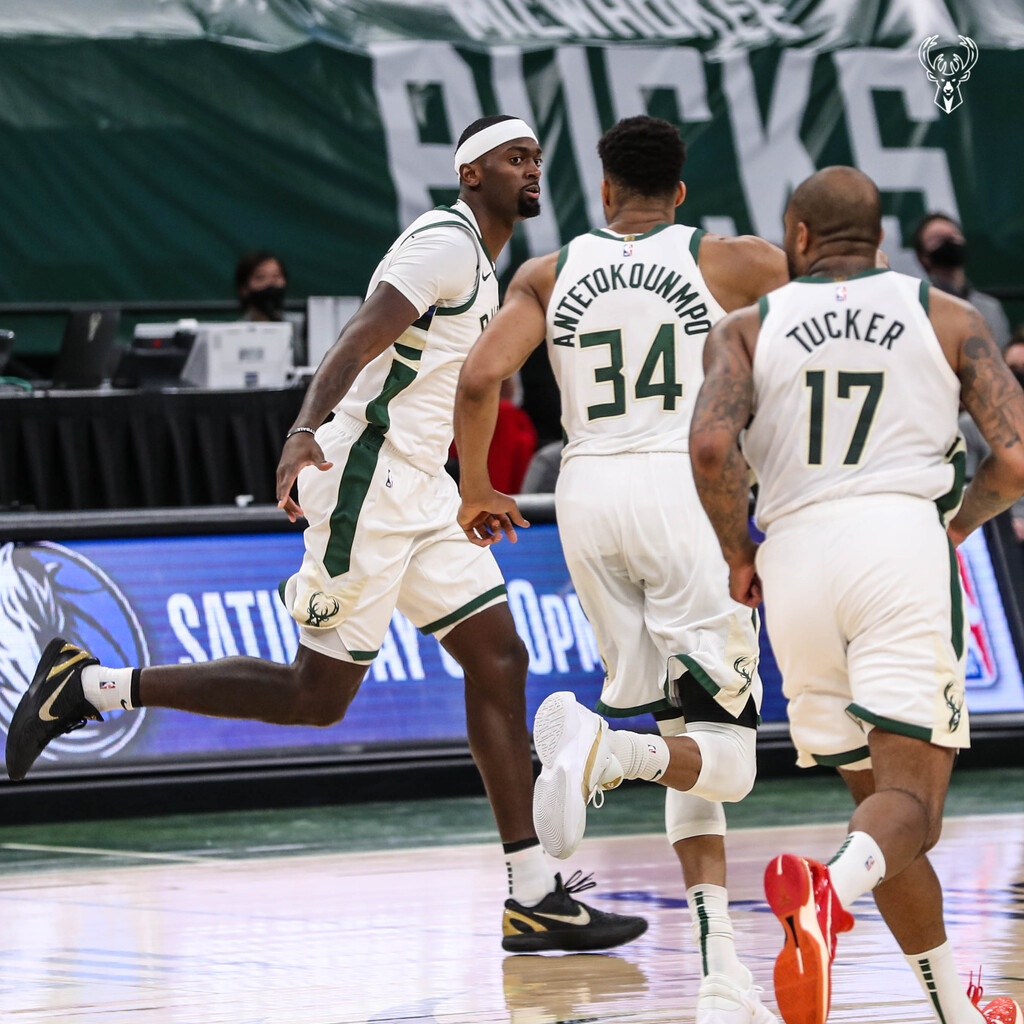 NBA: Οι Μπακς με σούπερ Giannis νίκησαν τους Σίξερς (photos+video)
