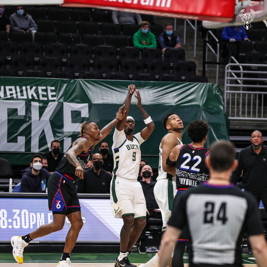 NBA: Οι Μπακς με σούπερ Giannis νίκησαν τους Σίξερς (photos+video)