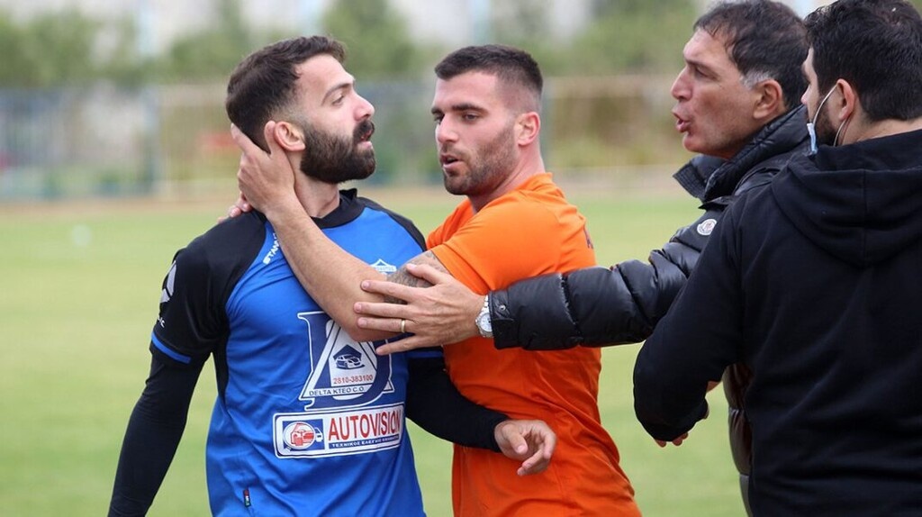 Σύλληψη προέδρου ομάδας για... υπεραριθμία φιλάθλων (photos)