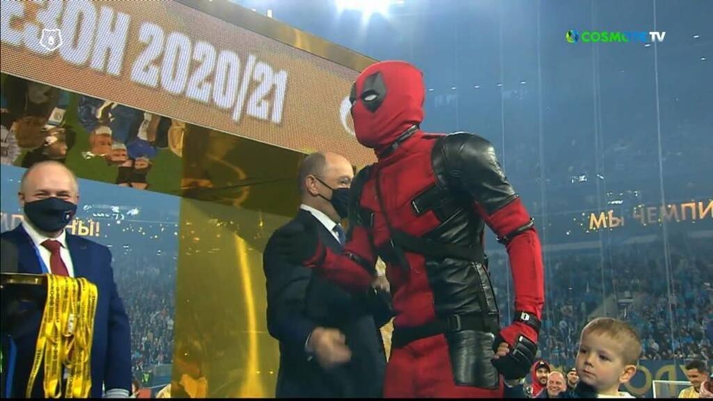 Ζενίτ: Παίκτης πήγε να παραλάβει το μετάλλιο ντυμένος σούπερ ήρωας (photos+videos)