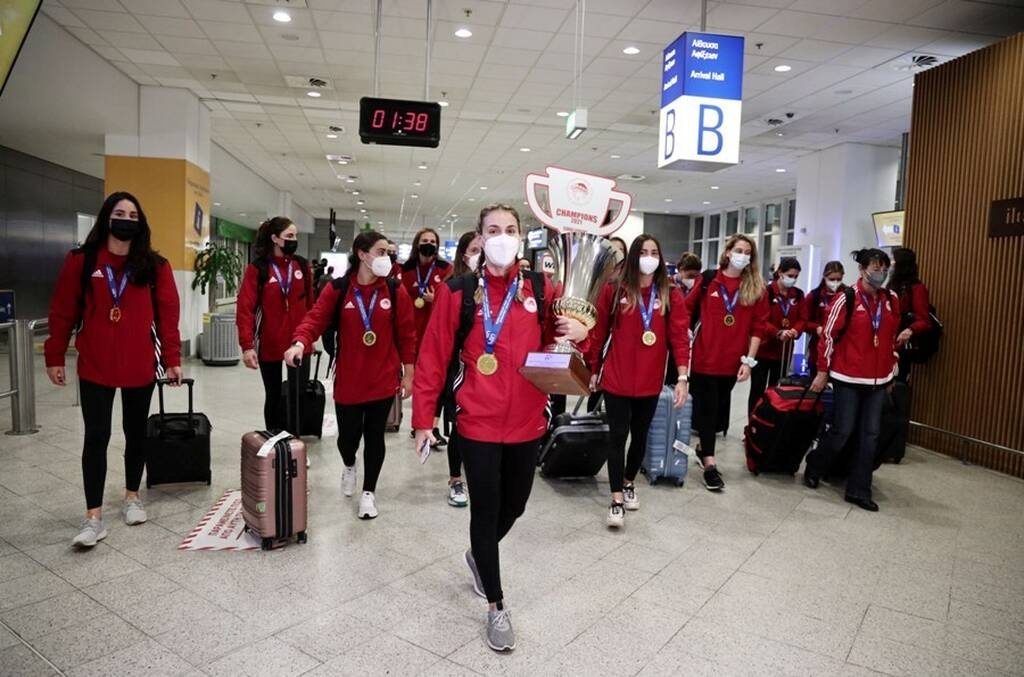 Ολυμπιακός: Θερμή υποδοχή στις πρωταθλήτριες Ευρώπης (photos)