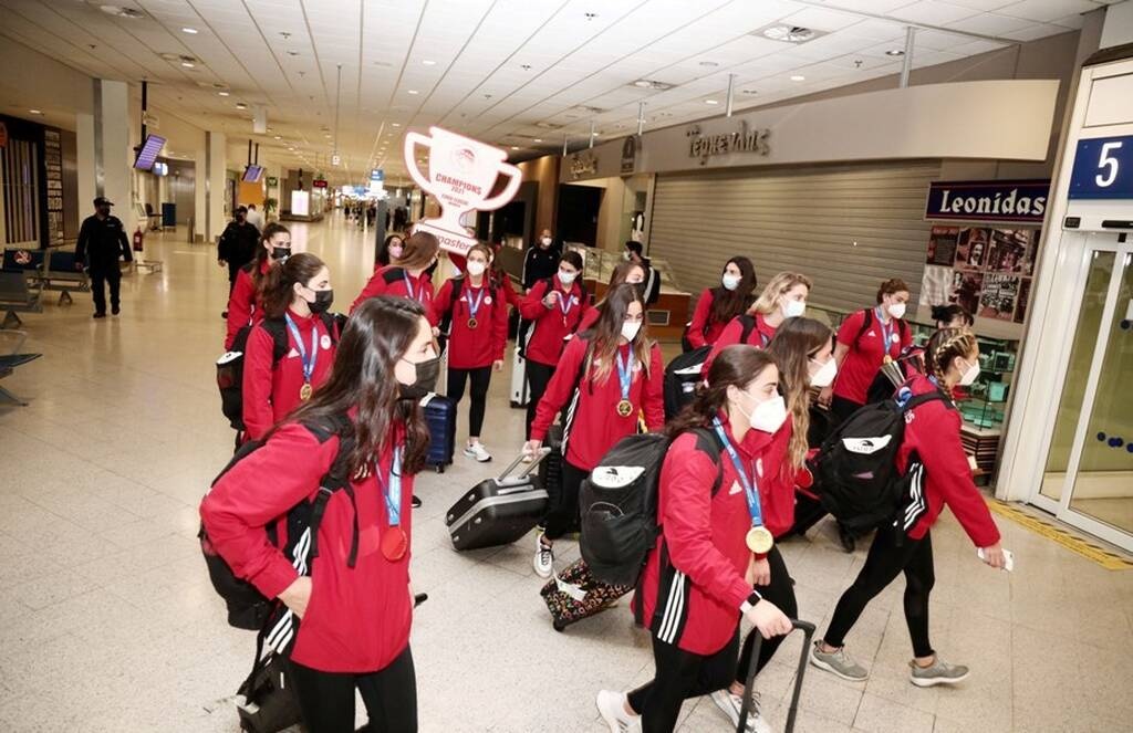 Ολυμπιακός: Θερμή υποδοχή στις πρωταθλήτριες Ευρώπης (photos)