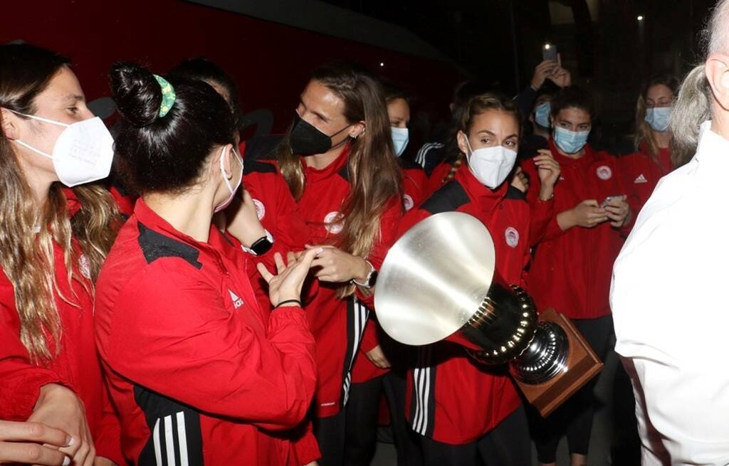 Ολυμπιακός: Θερμή υποδοχή στις πρωταθλήτριες Ευρώπης (photos)