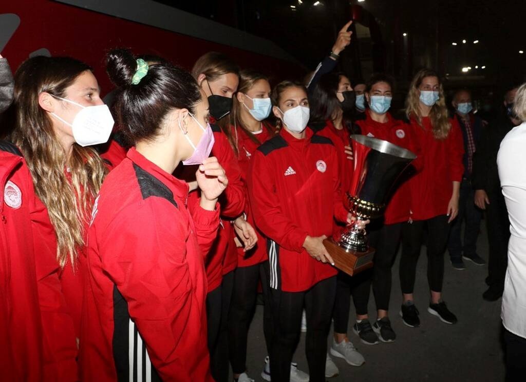 Ολυμπιακός: Θερμή υποδοχή στις πρωταθλήτριες Ευρώπης (photos)