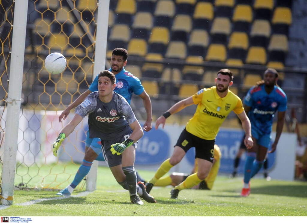 Άρης-Ολυμπιακός: Με καραμπόλα ο Μάνος το 1-0, παρά την τρομερή προσπάθεια του Τζολάκη (video)