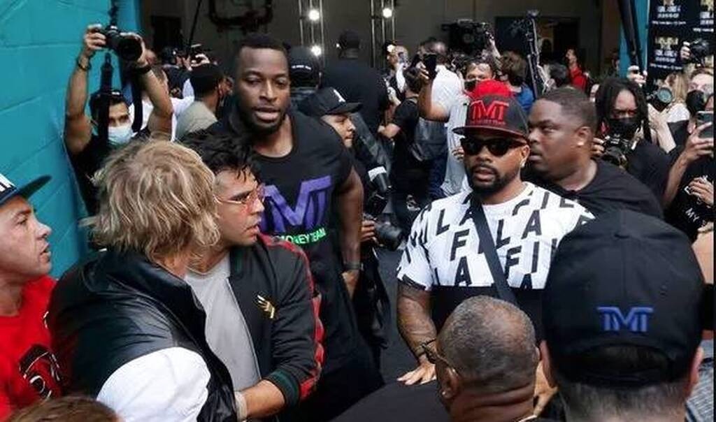 Χαμός με Μεϊγουέδερ και Πολ - Του άρπαξε το καπέλο και πλακώθηκαν μπροστά στις κάμερες