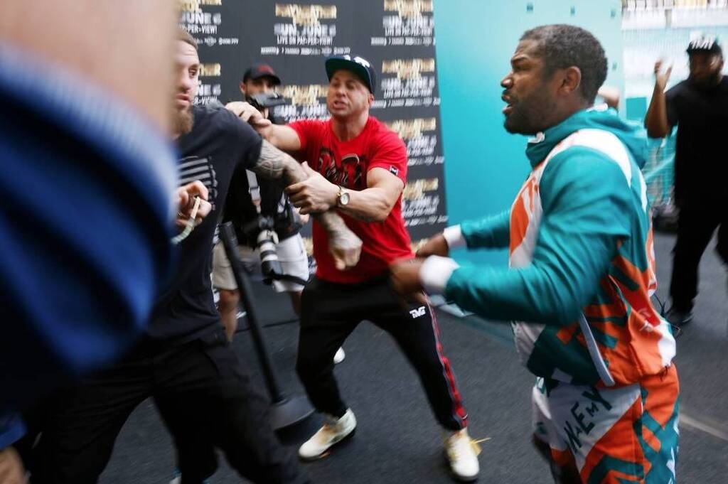 Χαμός με Μεϊγουέδερ και Πολ - Του άρπαξε το καπέλο και πλακώθηκαν μπροστά στις κάμερες