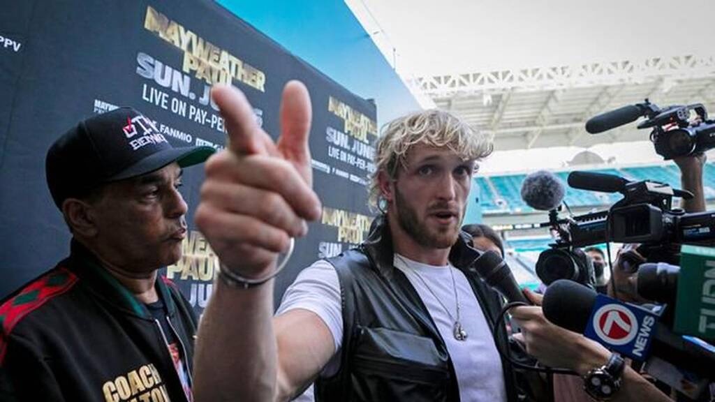 Χαμός με Μεϊγουέδερ και Πολ - Του άρπαξε το καπέλο και πλακώθηκαν μπροστά στις κάμερες